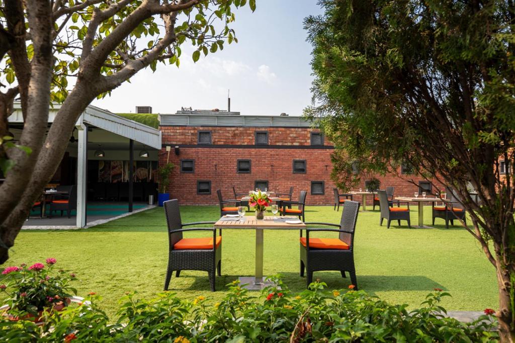 Dhaka Regency Hotel & Resort Buitenkant foto